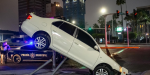 Jetta queda suspendido tras accidente en glorieta de Tijuana
