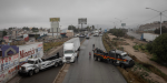 Tráiler queda a punto de volcarse en el bulevar 2000; cierre de la vialidad provoca tráfico intenso