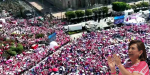 Miles marchan y se concentran en el Zócalo de la Ciudad de México con la Marea Rosa