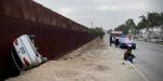 Conductora termina volcada en el muro fronterizo sobre bulevar Aeropuerto