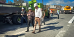 Supervisan trabajos de limpieza y reparación del socavón de la calle Diez