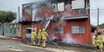 Consume incendio carpintería y causa daños casas colindantes; no hubo lesionados