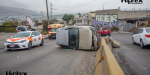 Choque termina con volcadura en bulevar Cucapáh; conductores resultan ilesos