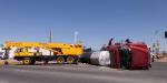 Pipa que transportaba asfalto termina volcada en Mexicali
