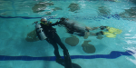 Disfrutan experiencia de inmersión con taller de buceo con discapacidad