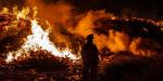 Montaña de madera reciclada se incendia