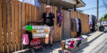 Madre vende ropa en la colonia Buena Vista para pagar hemodiálisis de su hija