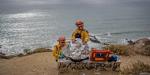 Rescatan a pescador que cayó de un acantilado al mar