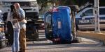 Vuelca vehículo en la glorieta del Monumento México
