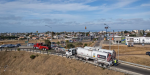 Pipa de Pemex queda al borde de volcarse en la autopista Tijuana–Ensenada