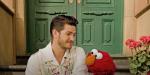 Andrew Garfield y Elmo Hablan del Duelo Tras la Muerte de la Madre de Garfield