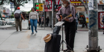 A sus 68 años de edad, canta en las calles del centro para sobrevivir