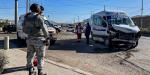 Choque entre transporte público y vehículo particular, deja dos adultos y dos menores lesionados