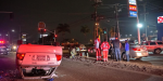 Taxista ebrio provoca accidente y vuelca en Loma Bonita