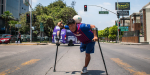 Enrique hace Fútbol Freestyle en los semáforos para construirle una casa a su familia