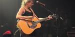 Taylor Swift sorprende con interpretación de “Shake It Off” en concierto benéfico de Travis Kelce