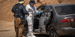 Localizan vehículo robado con dos cadáveres en la cajuela