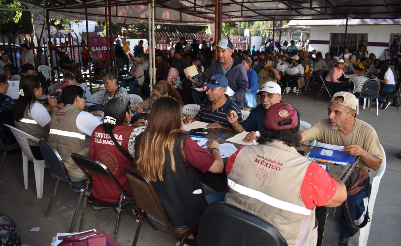 Abarrotan adultos mayores módulo de la Secretaría de Bienestar para tramitar su pensión