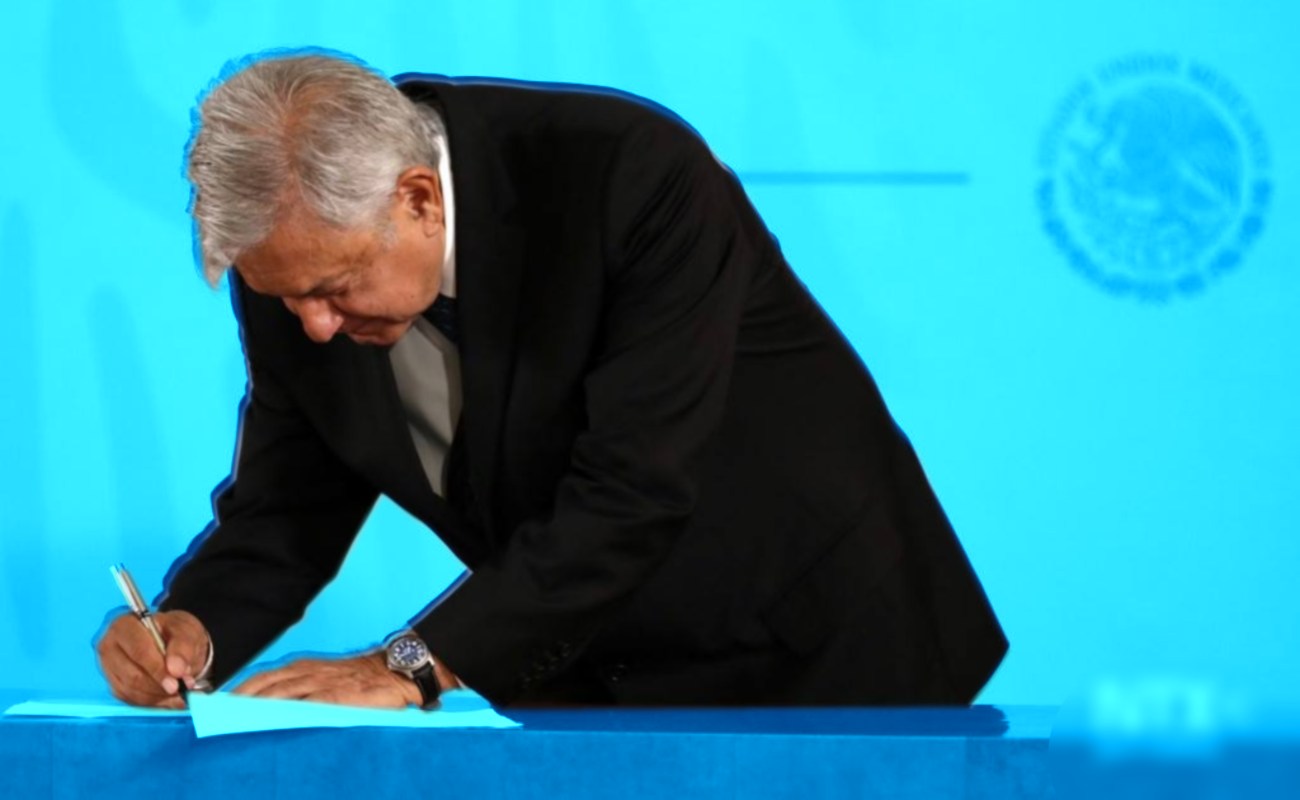 Firma López Obrador compromiso de no reelección