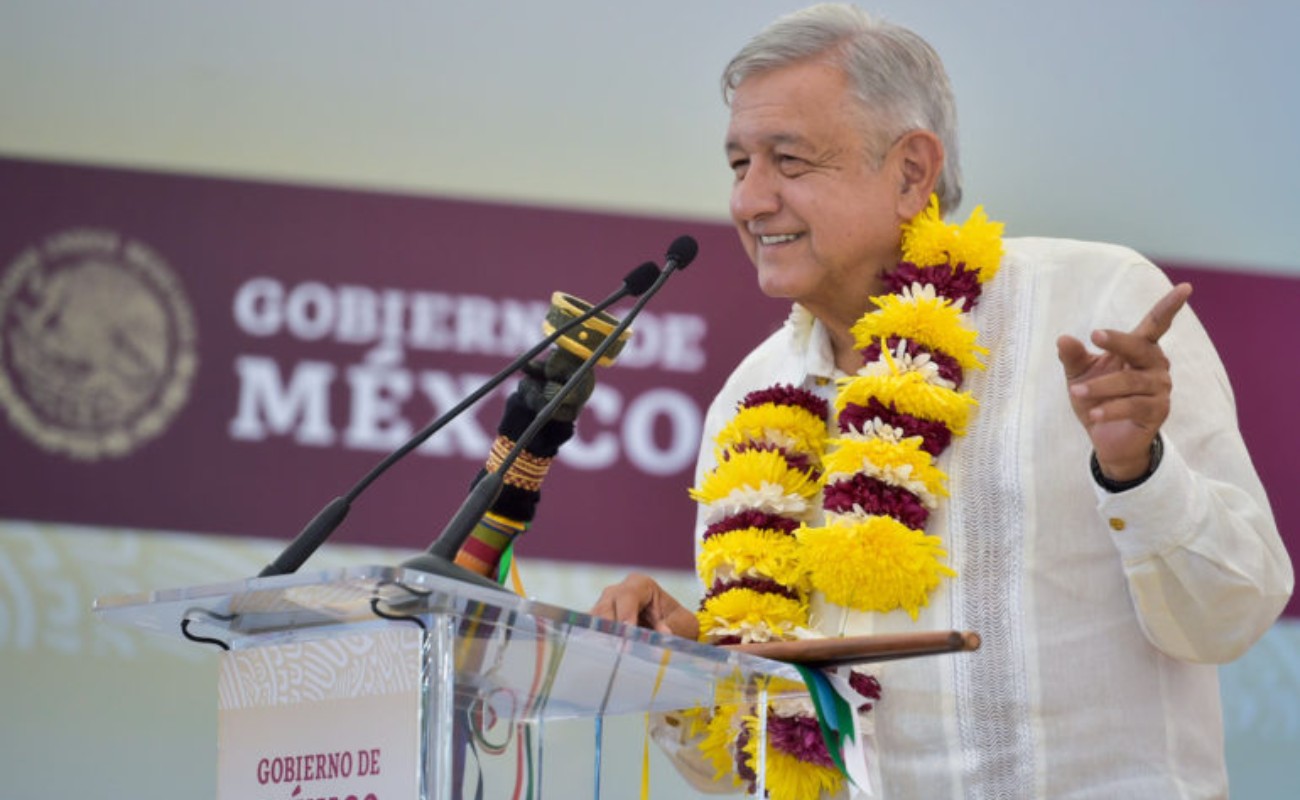 Acusa AMLO que "los conservadores quieren que México sea un cementerio"