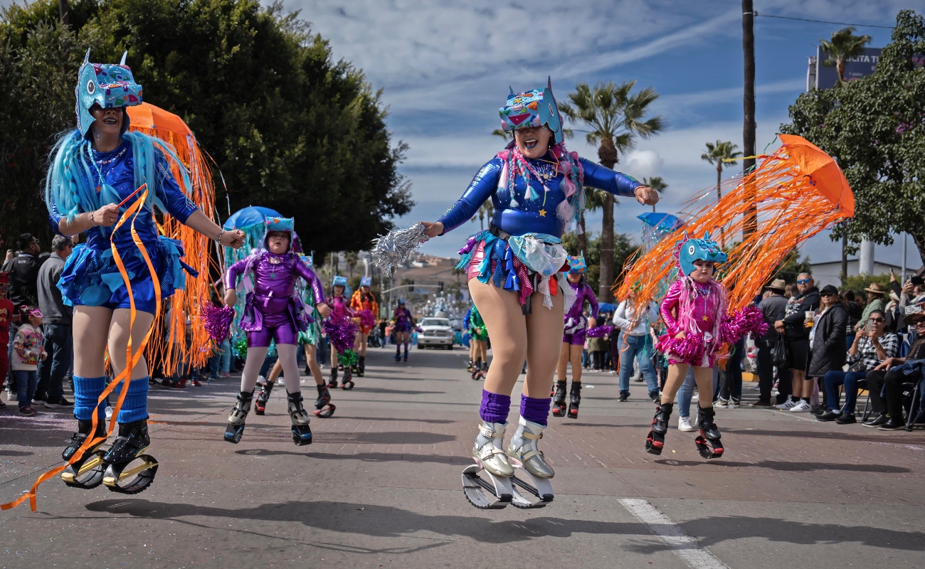 Atrae Carnaval de Ensenada atrae a más de 57 mil espectadores en dos desfiles