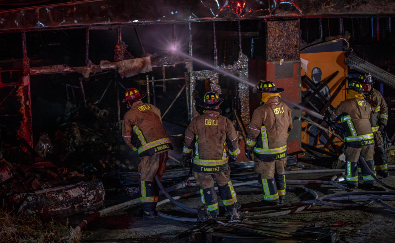 Fuerte incendio consume ferretería; más de 40 bomberos atendieron el siniestro