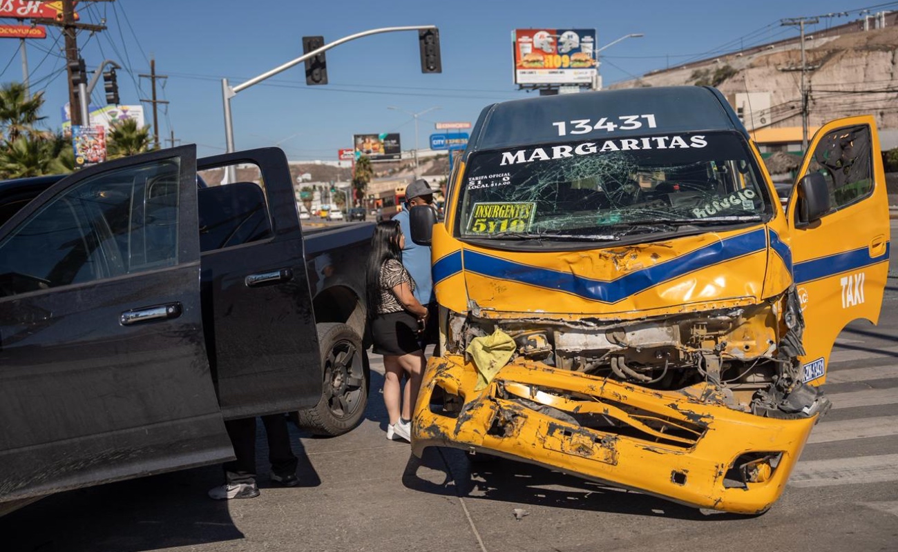 Fuerte accidente en el bulevar Insurgentes deja varios lesionados, entre ellos una mujer embarazada; taxi de ruta involucrado