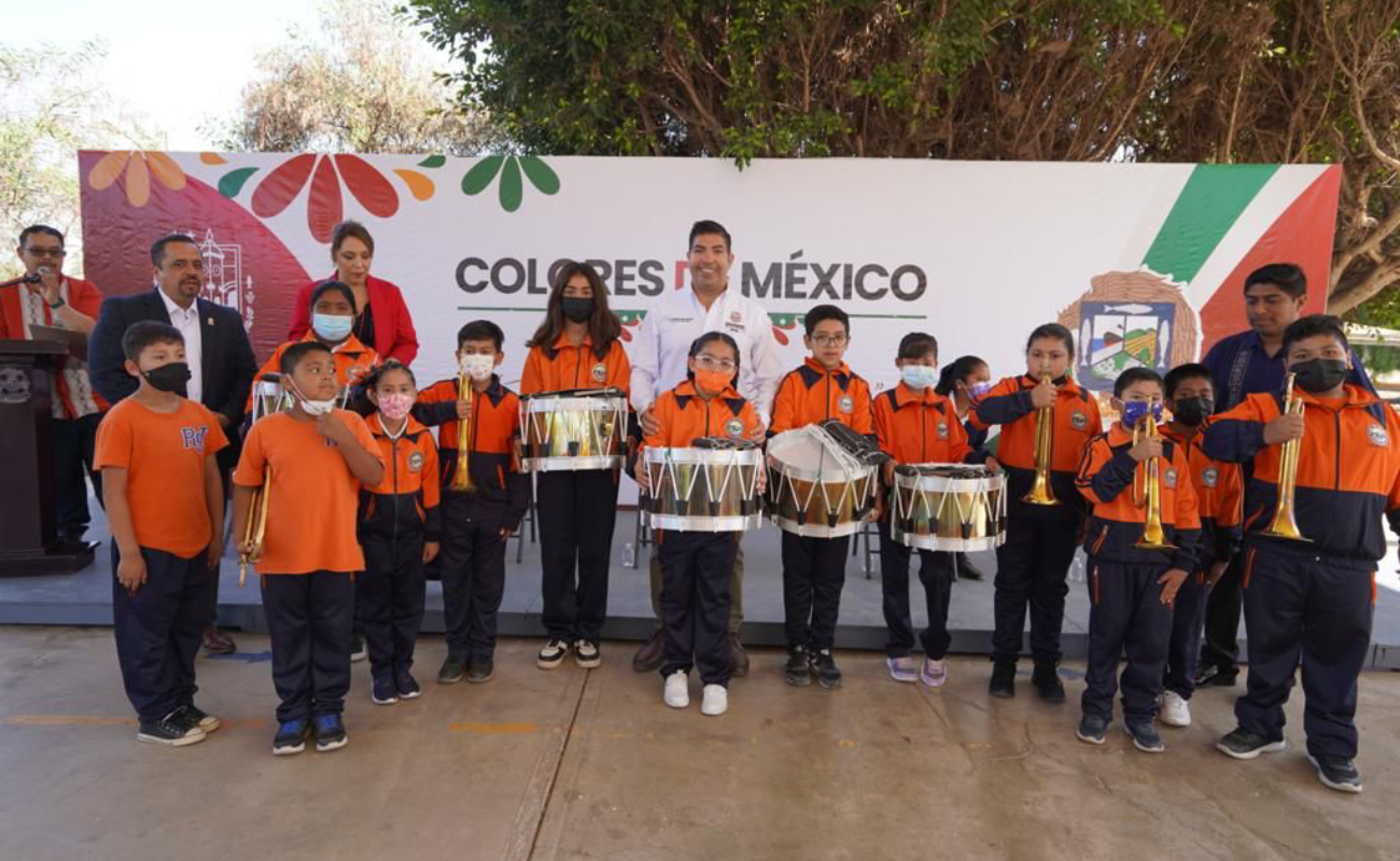 Entrega alcalde equipo a alumnos de la primaria “Gral. Rodolfo Sánchez Taboada”