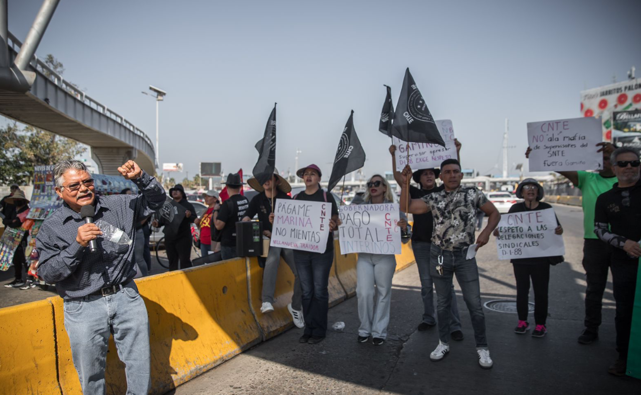 Protestan maestros de la Coordinadora en la Garita de San Ysidro