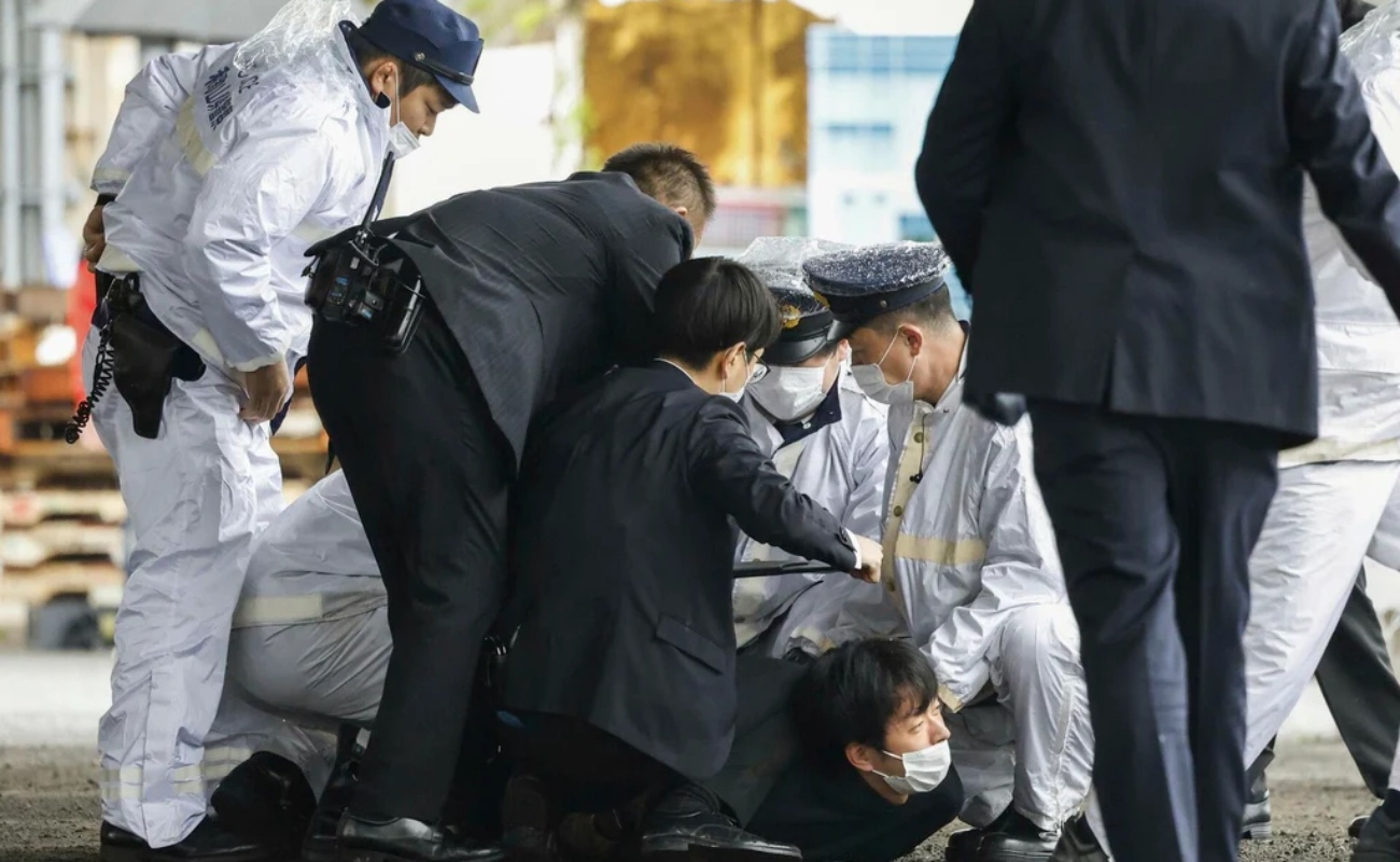 Registra Japón intento de magnicidio: primer ministro libra ataque con explosivos