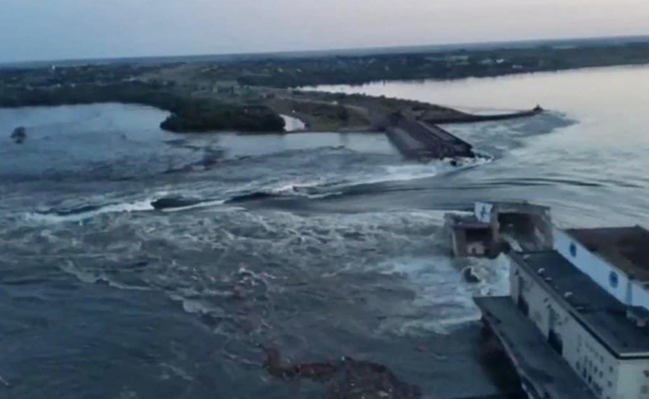 Condena Zelenski el ‘terrorismo’ ruso tras la destrucción de una central hidroeléctrica