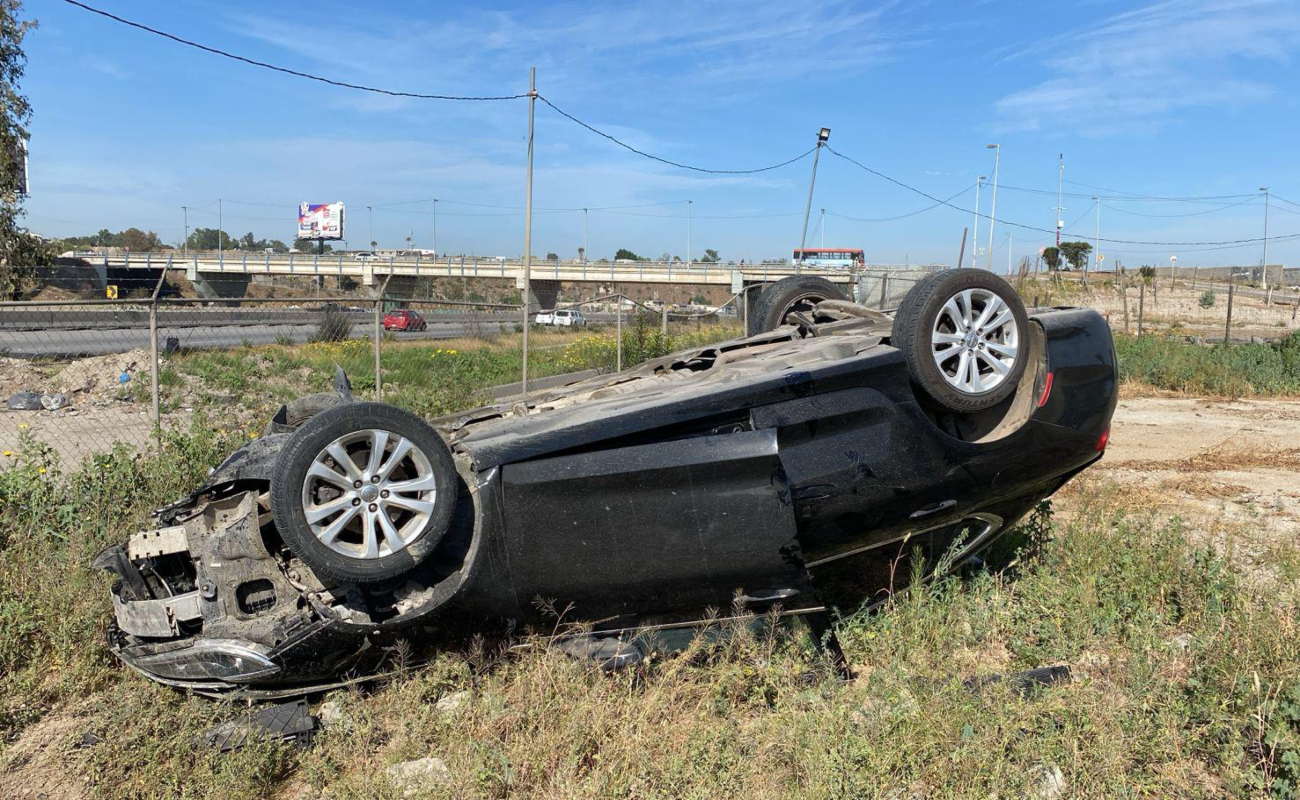 Conductor vuelca en la Vía Rápida Alamar y huye del lugar tras recibir atención médica
