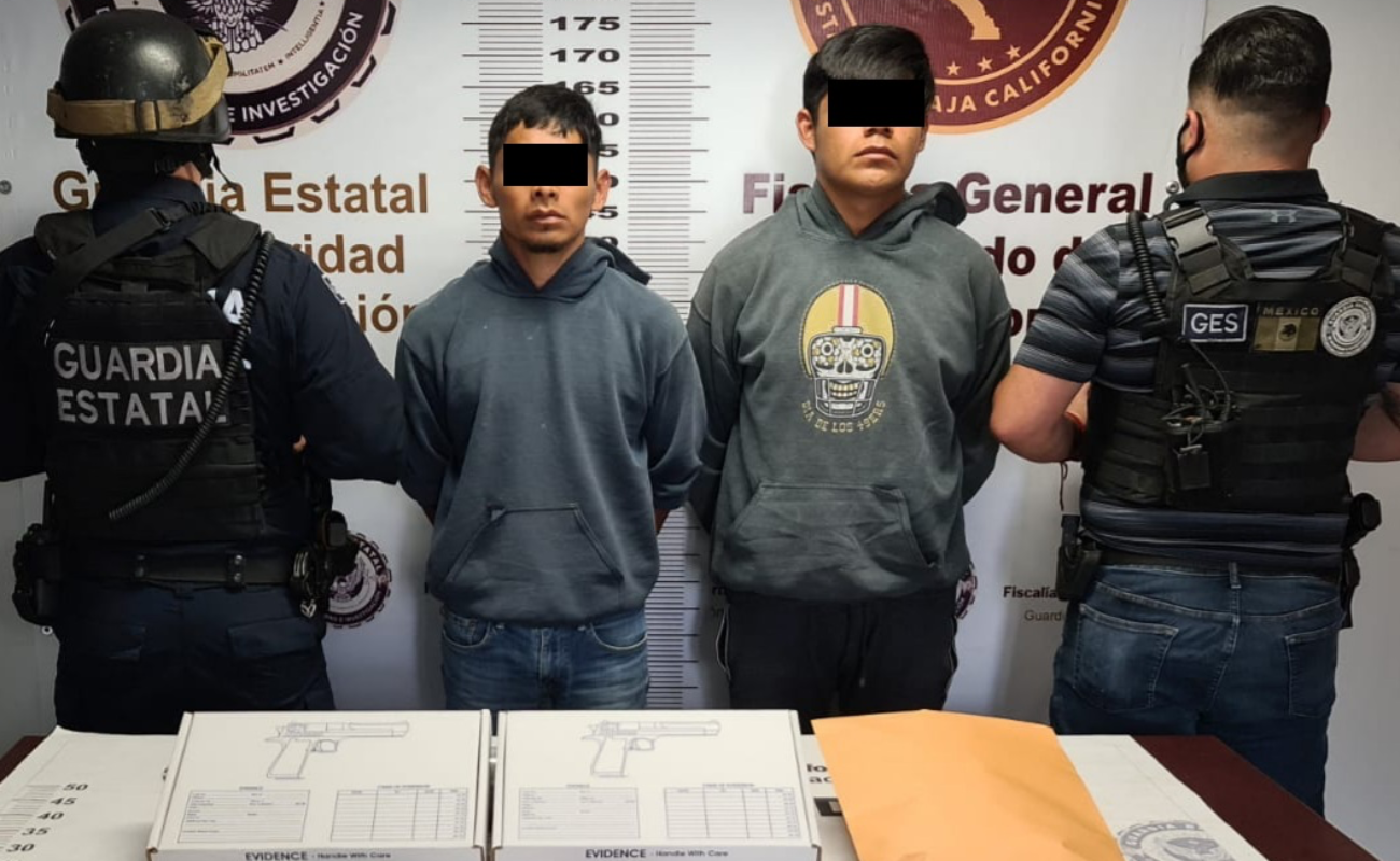 Arrestan a dos jóvenes con armas y droga al sur Ensenada