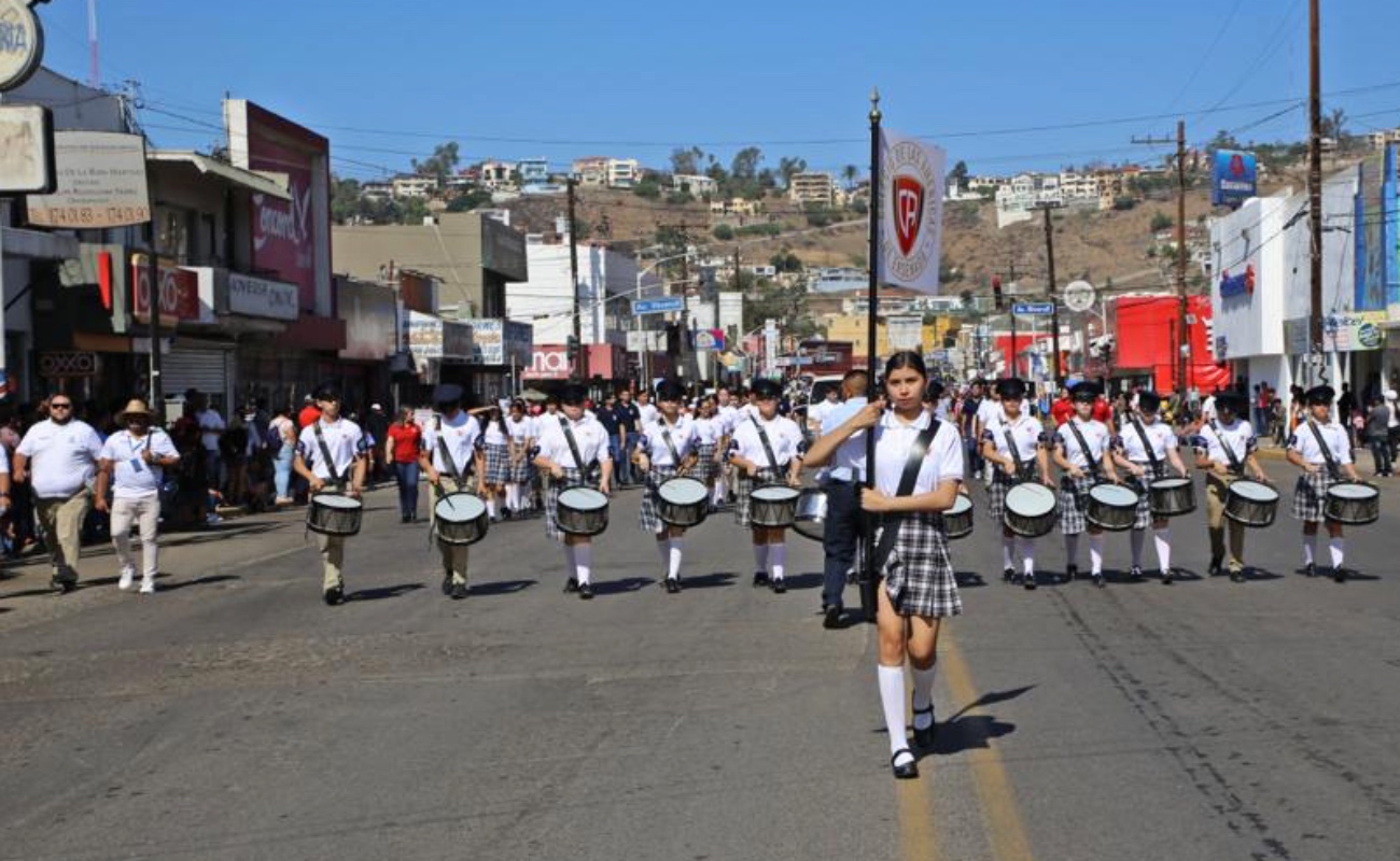 Participan miles en desfile cívico militar de la Independencia en Ensenada