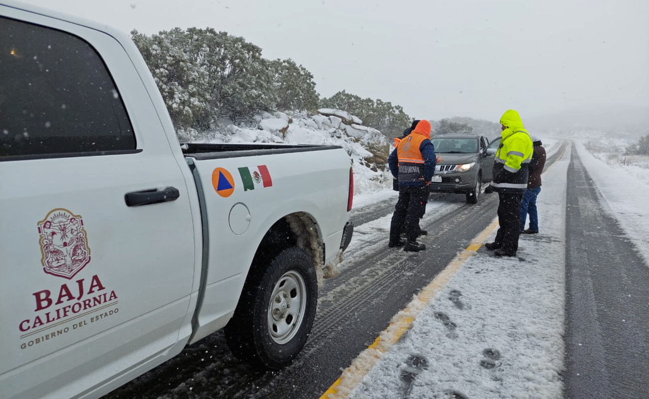 Rescatan a 40 personas varadas en carretera por nevada