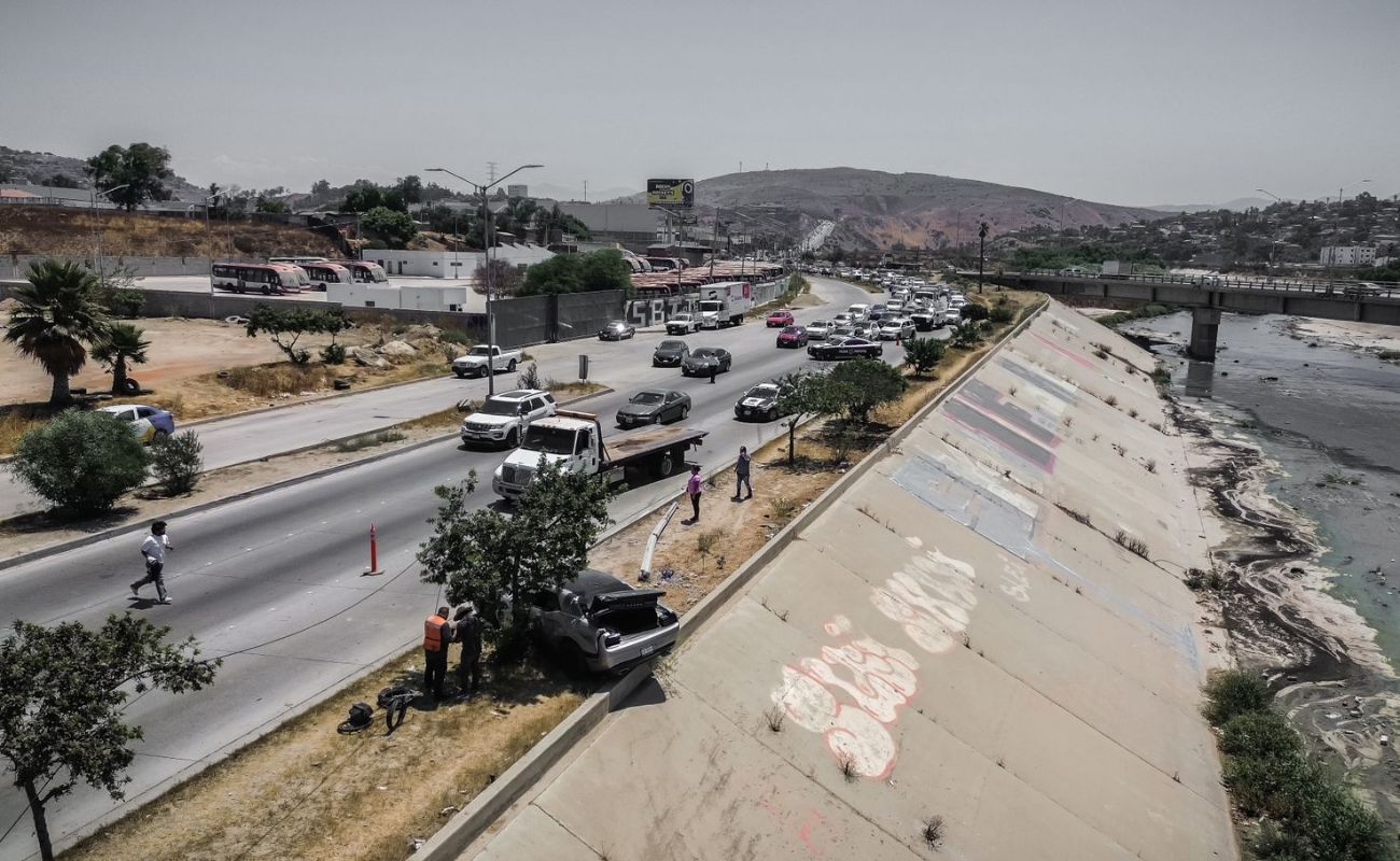 Queda carro a centímetros de caer a la canalización