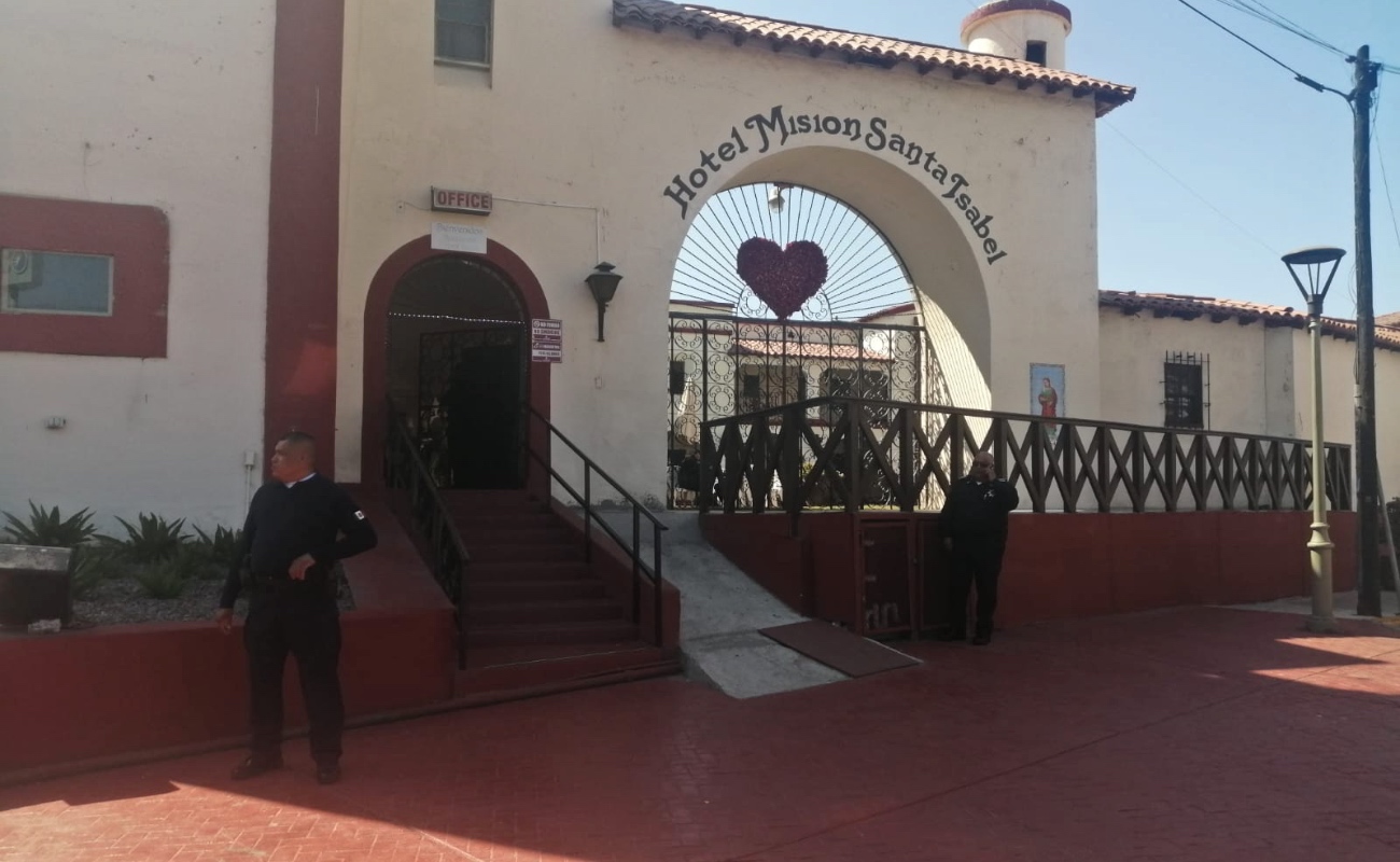 Hallan muerto a menor de edad y mujer lesionada en hotel de la zona turística de Ensenada