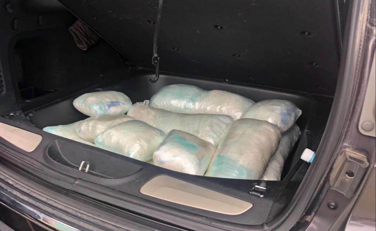 “Siembran” 14 paquetes con metanfetamina en cajuela de vehículo