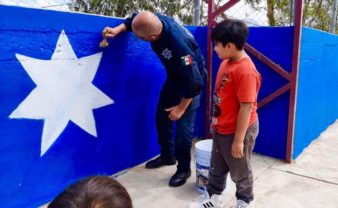 Policías municipales y niños plasman arte en mural preventivo
