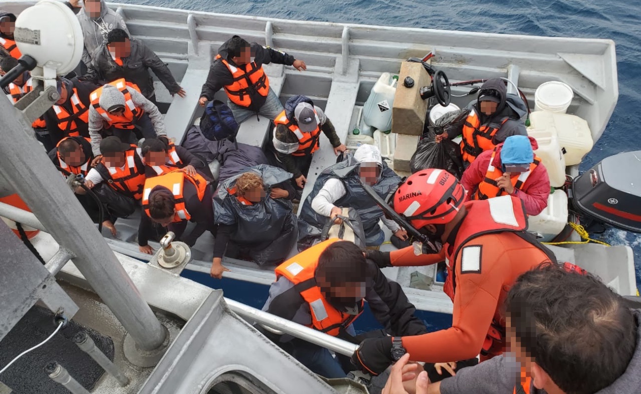 Rescata Marina a 21 personas en panga a la deriva