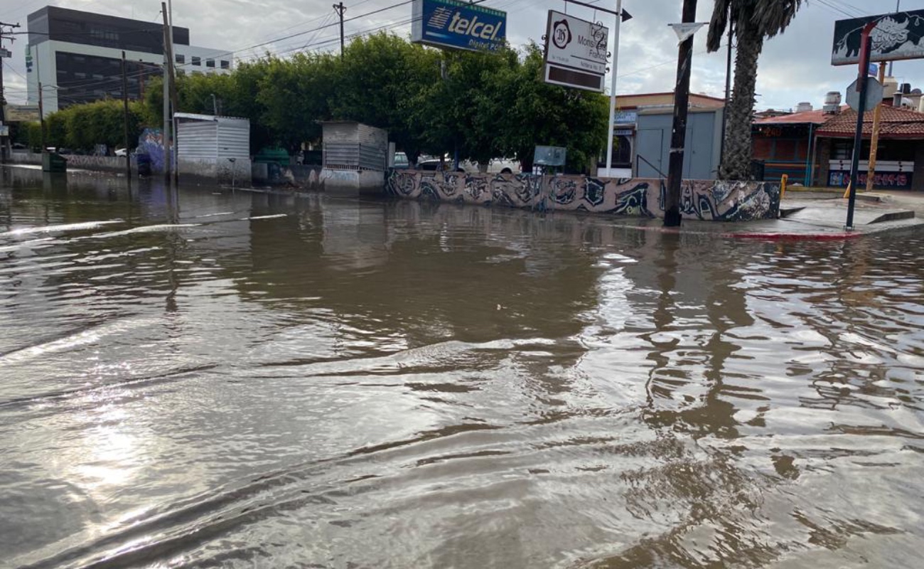 Cierran vialidades por inundaciones en Ensenada; se esperan fuertes vientos por la tarde