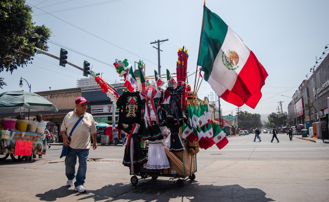 Inicia la venta de artículos patrios en las calles de Tijuana