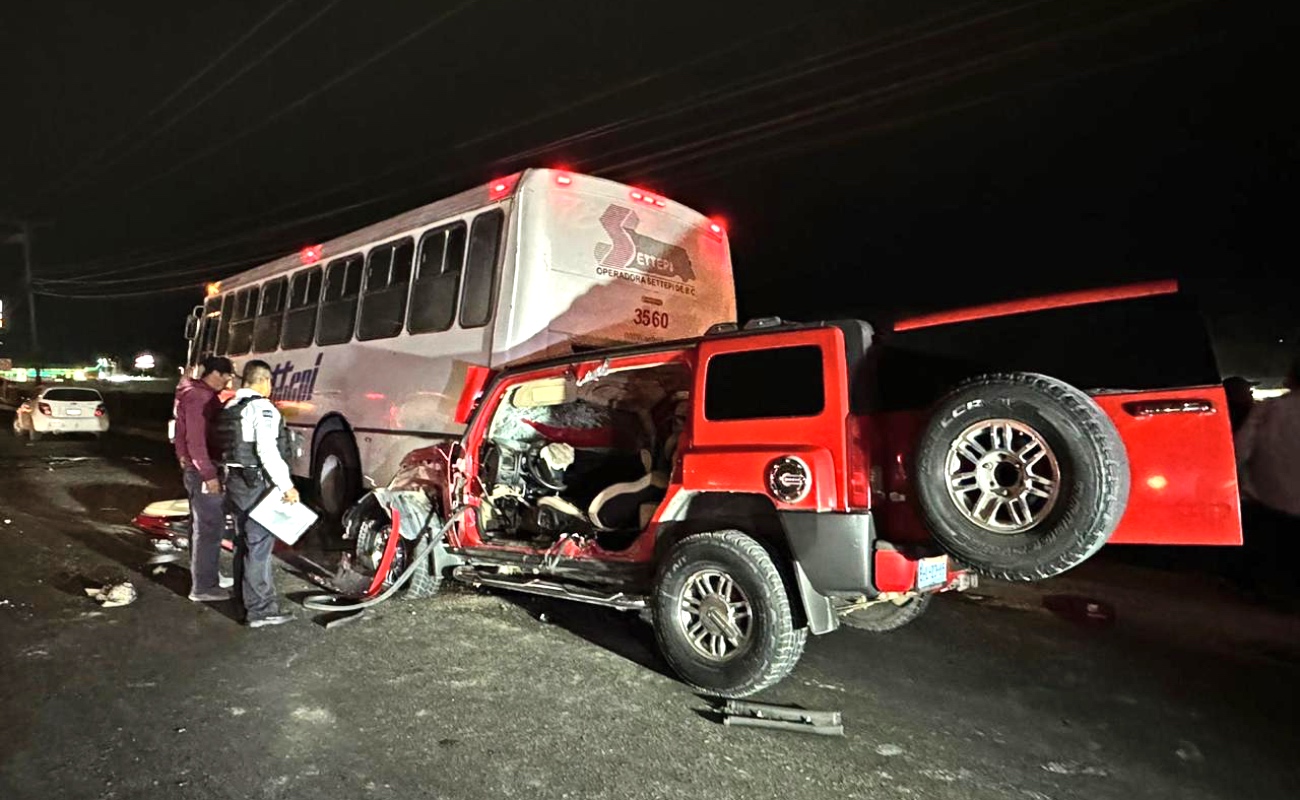 Hummer impacta a camión de transporte de personal; joven queda prensado