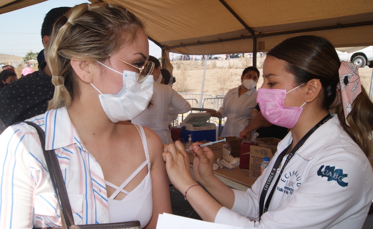 Aplican más de 200 mil vacunas anti Covid en Baja California durante el jueves
