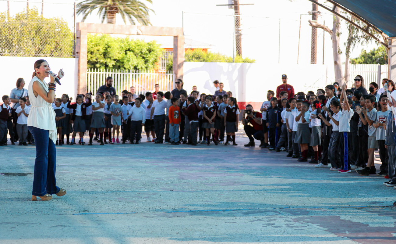 Entrega gobernadora Marina del Pilar material de cómputo a alumnos de escuelas de BC