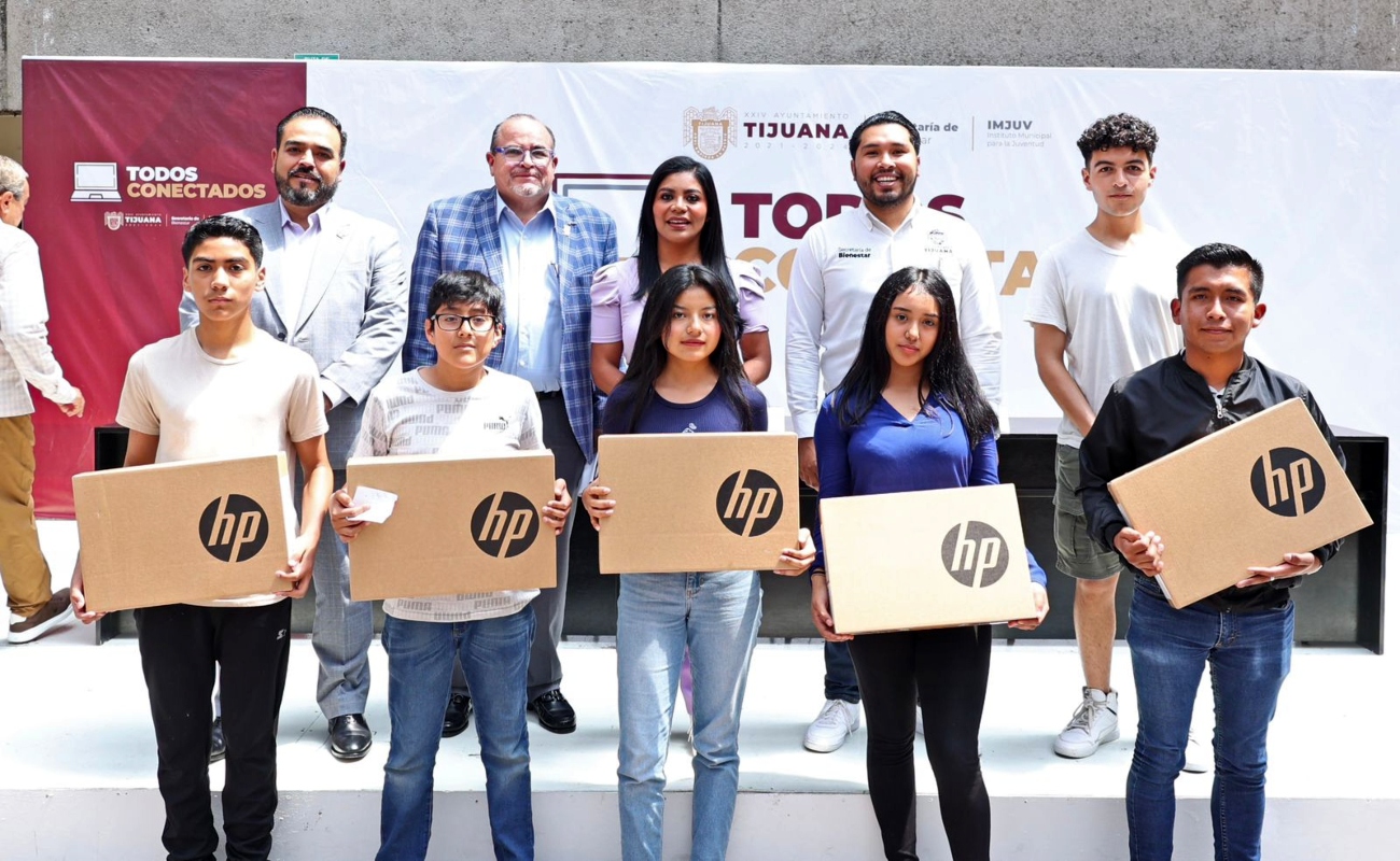 Montserrat Caballero hace entrega de 200 laptops a jóvenes estudiantes