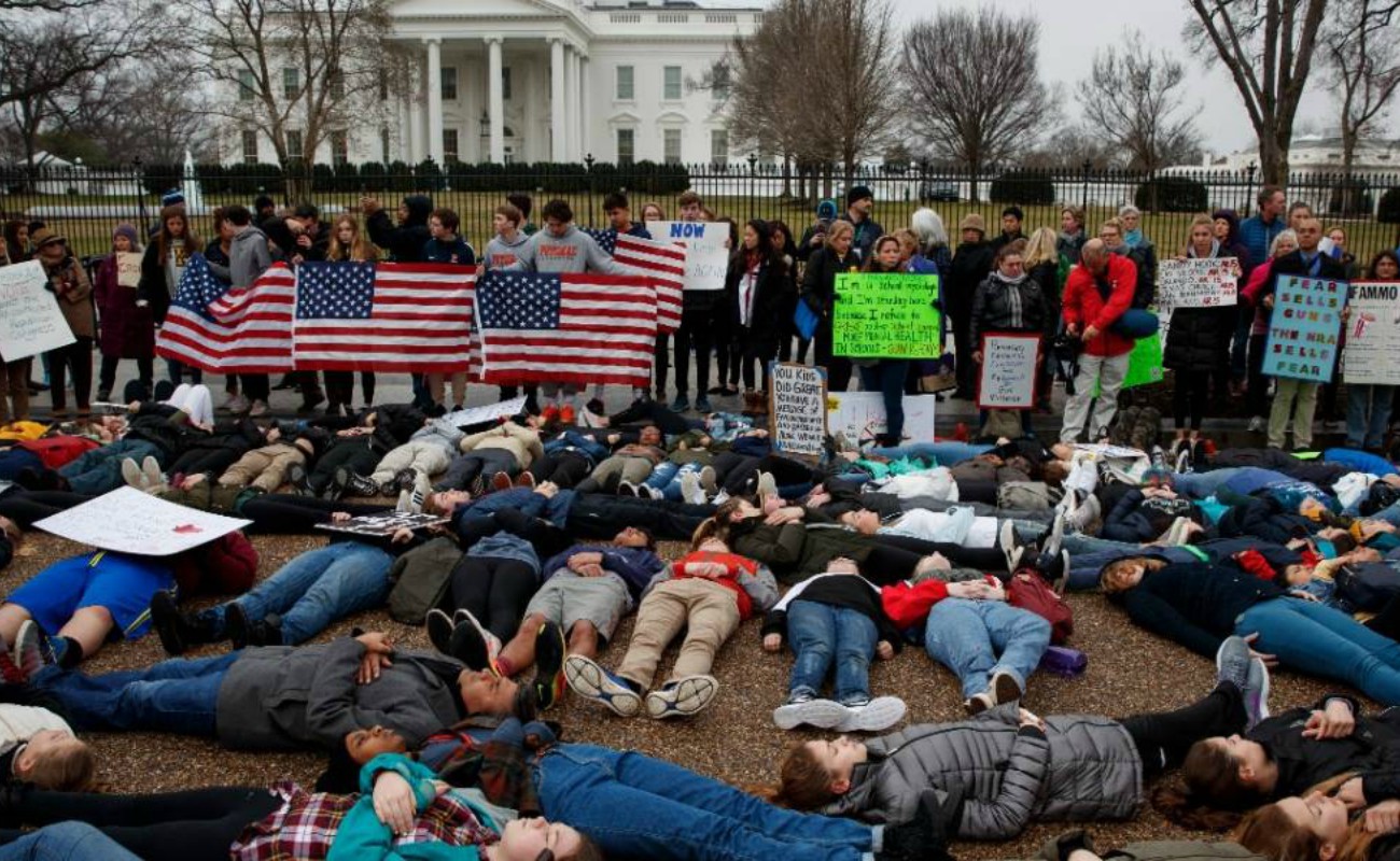 Estudiantes piden mayor control de armas frente a la Casa Blanca