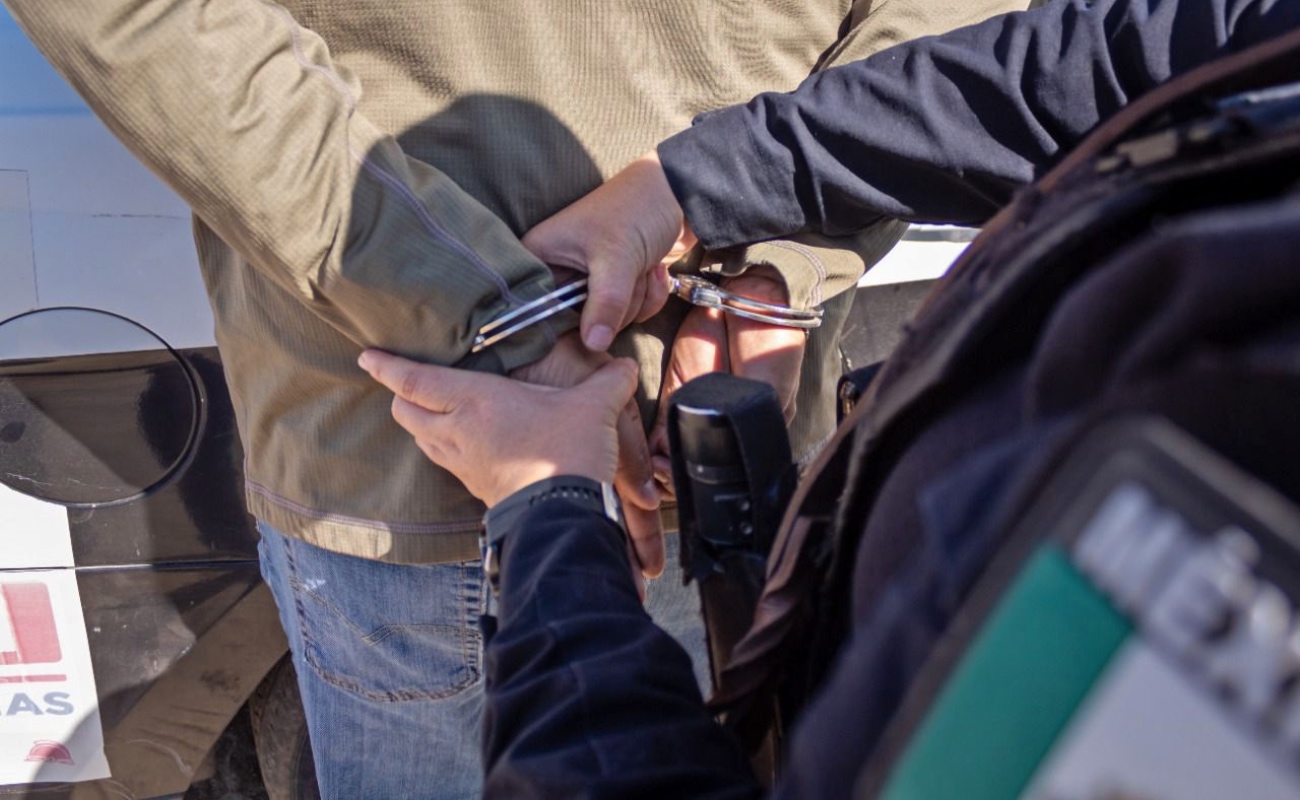 Arrestan agentes a masculino por el probable delito de posesión de drogas