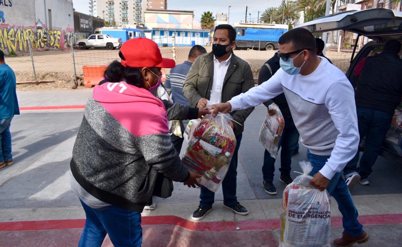 Realizan entrega de apoyos a vendedores ambulantes afectados por la pandemia