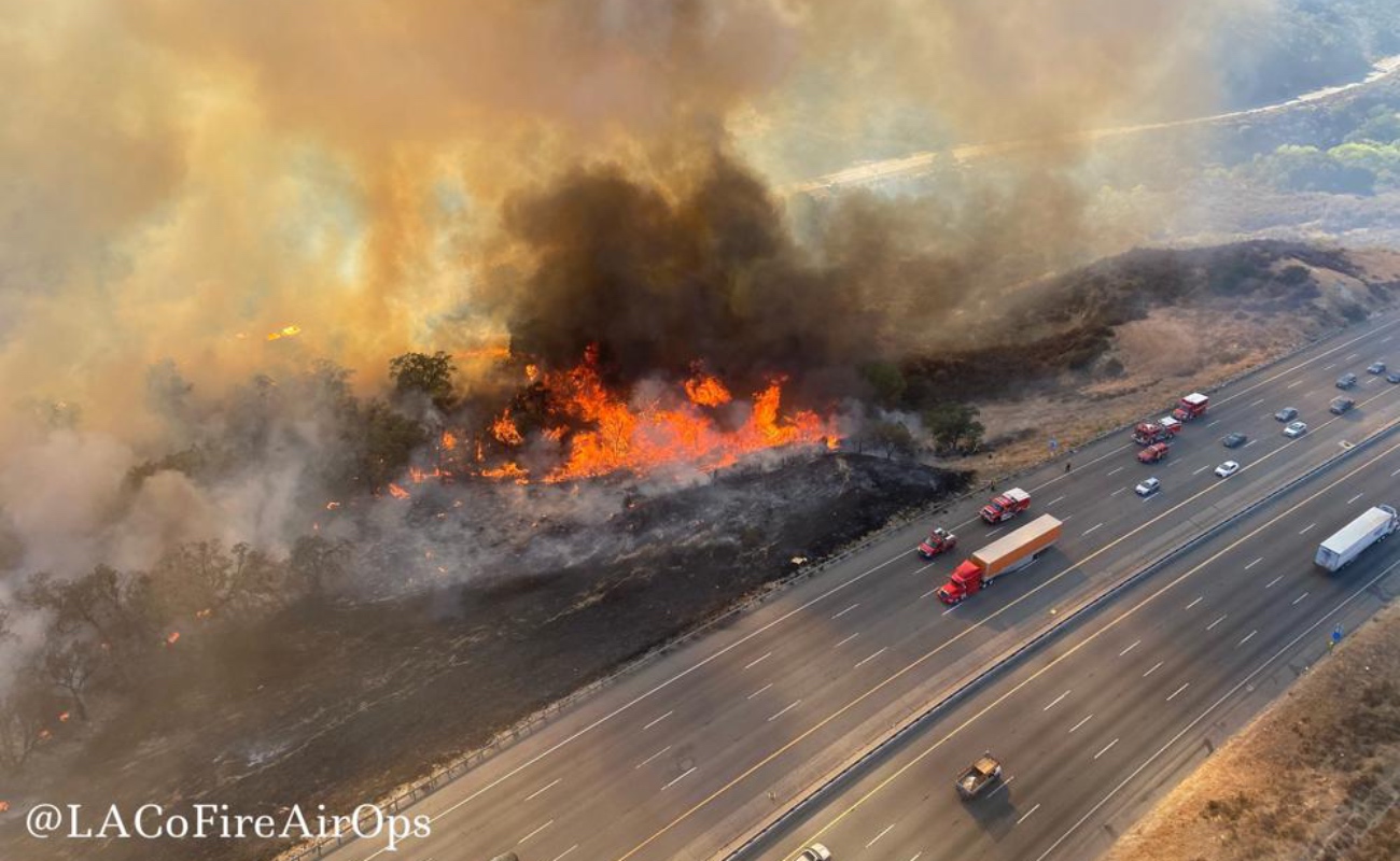 Cierran importante autopista en California debido a incendio forestal